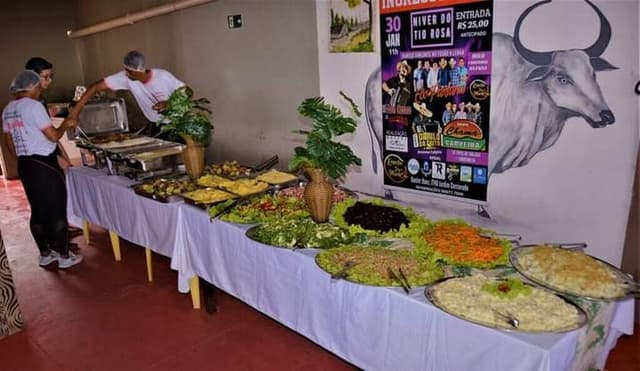 Mesa de buffet do Tio Rosa com variedade de pratos caseiros