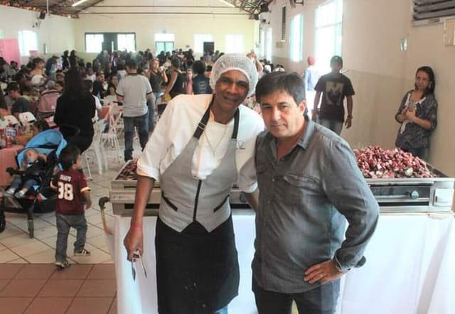 Tio Rosa ao lado de um cliente durante um evento