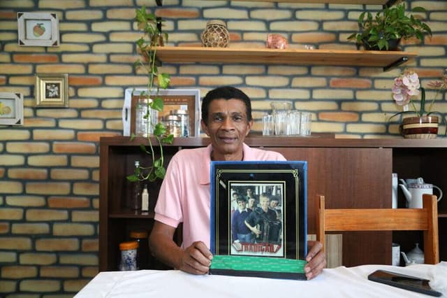 Tio Rosa segurando um disco de vinil